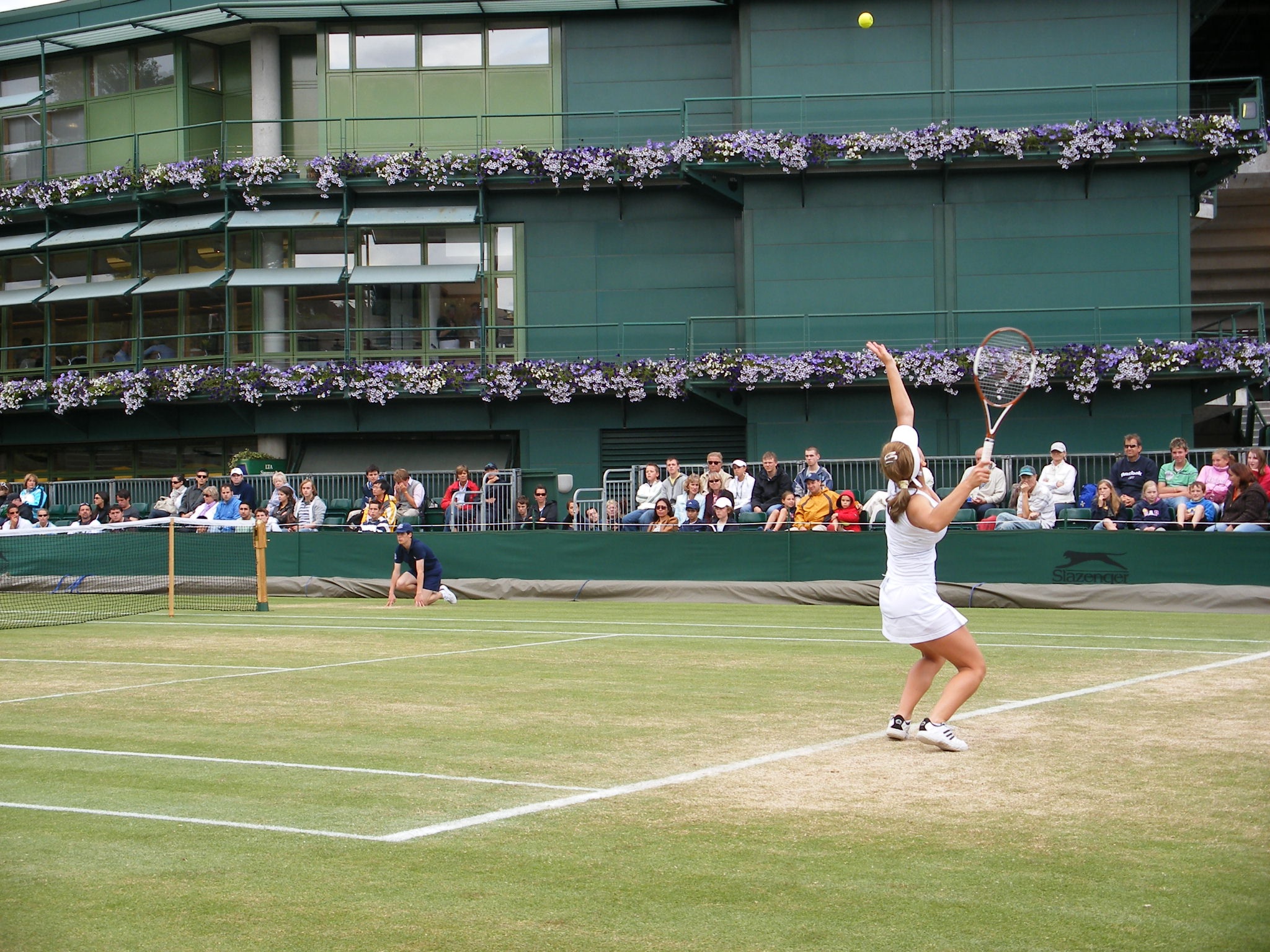 With Wimbledon heating up, more and more people are getting interested in Wimbledon odds.